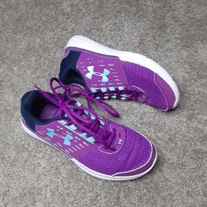 Girls Under Armor tennis shoe youth size 4